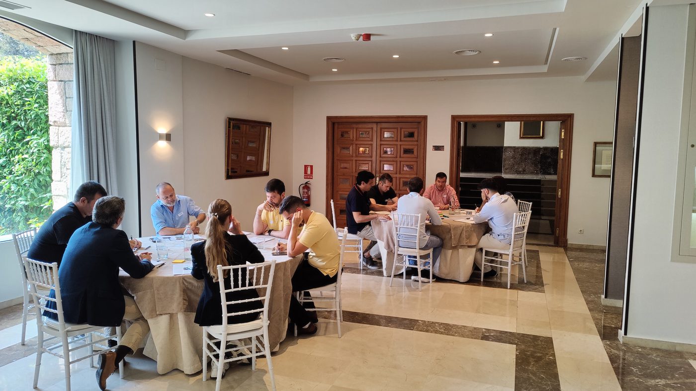 Taller estratégico offsite para equipo directivo — formato mesas redondas, metodología TAU